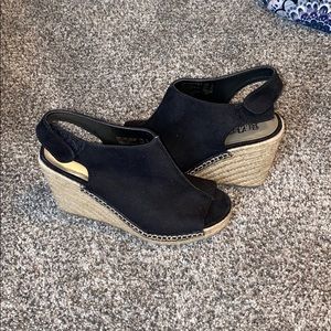Black wedges